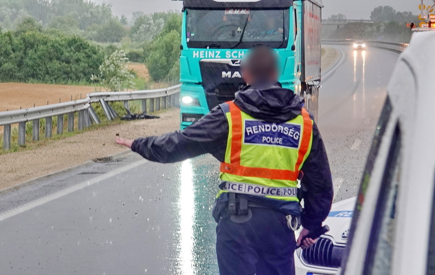 A képünkön látható kézmozdulat lassításra utasít