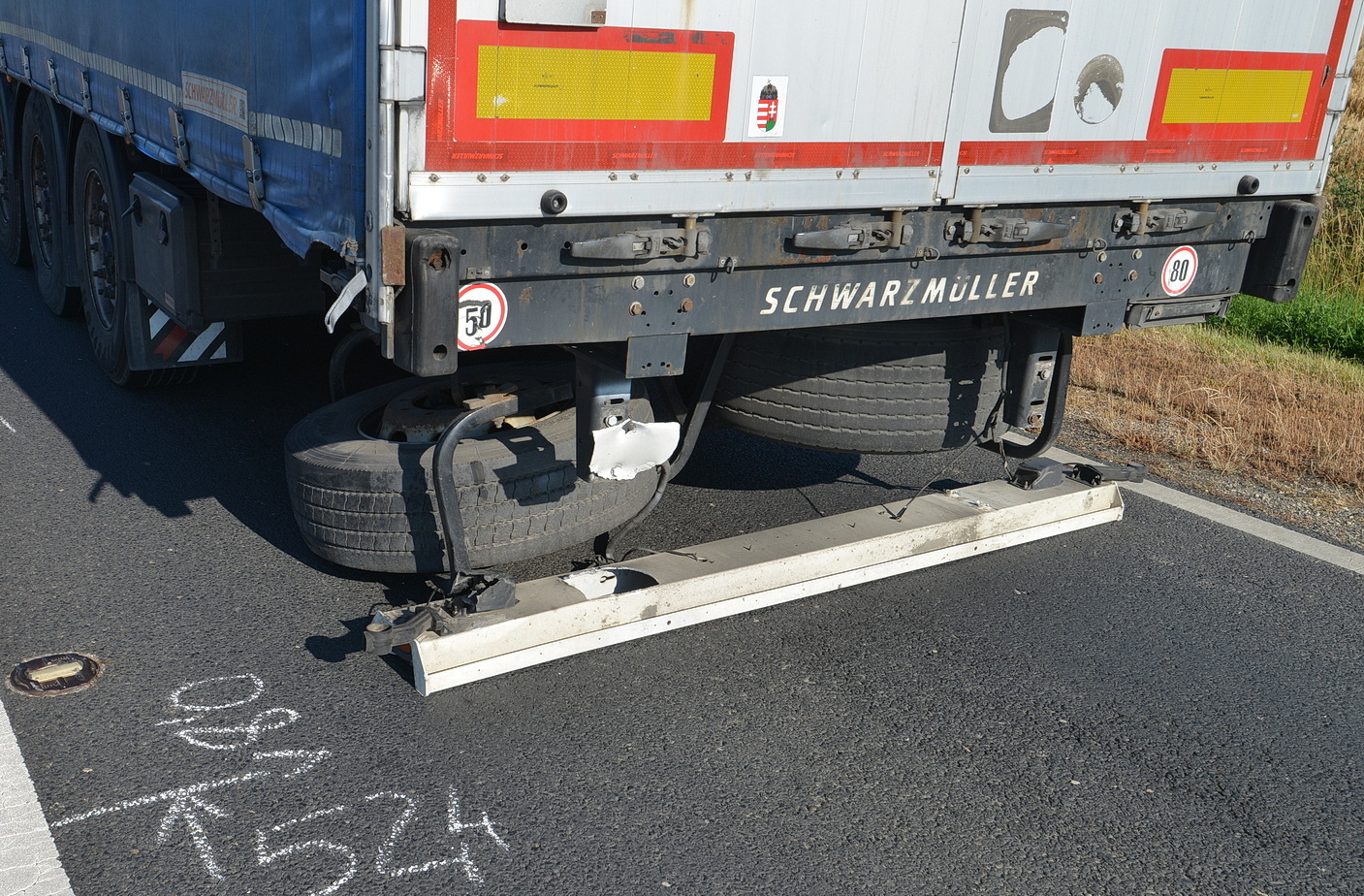 Életveszélyesen megsérült a motoros Sárvárnál - Renault nyergesvontató pótkocsijába hajtott Vendetta robogóval