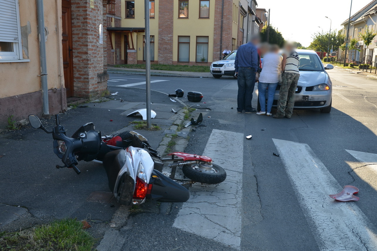 Autó elé hajtott egy motoros Szombathelyen- elgázolták 1.