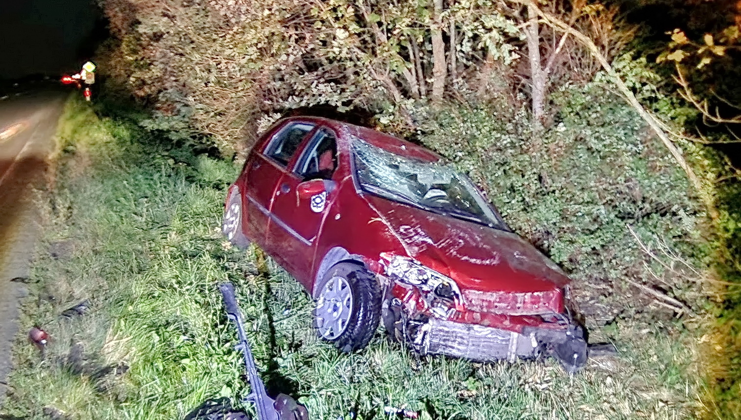 Árokba csapódott a figyelmetlenül megkezdett megfordulás után a Fiat a 86-os főúton