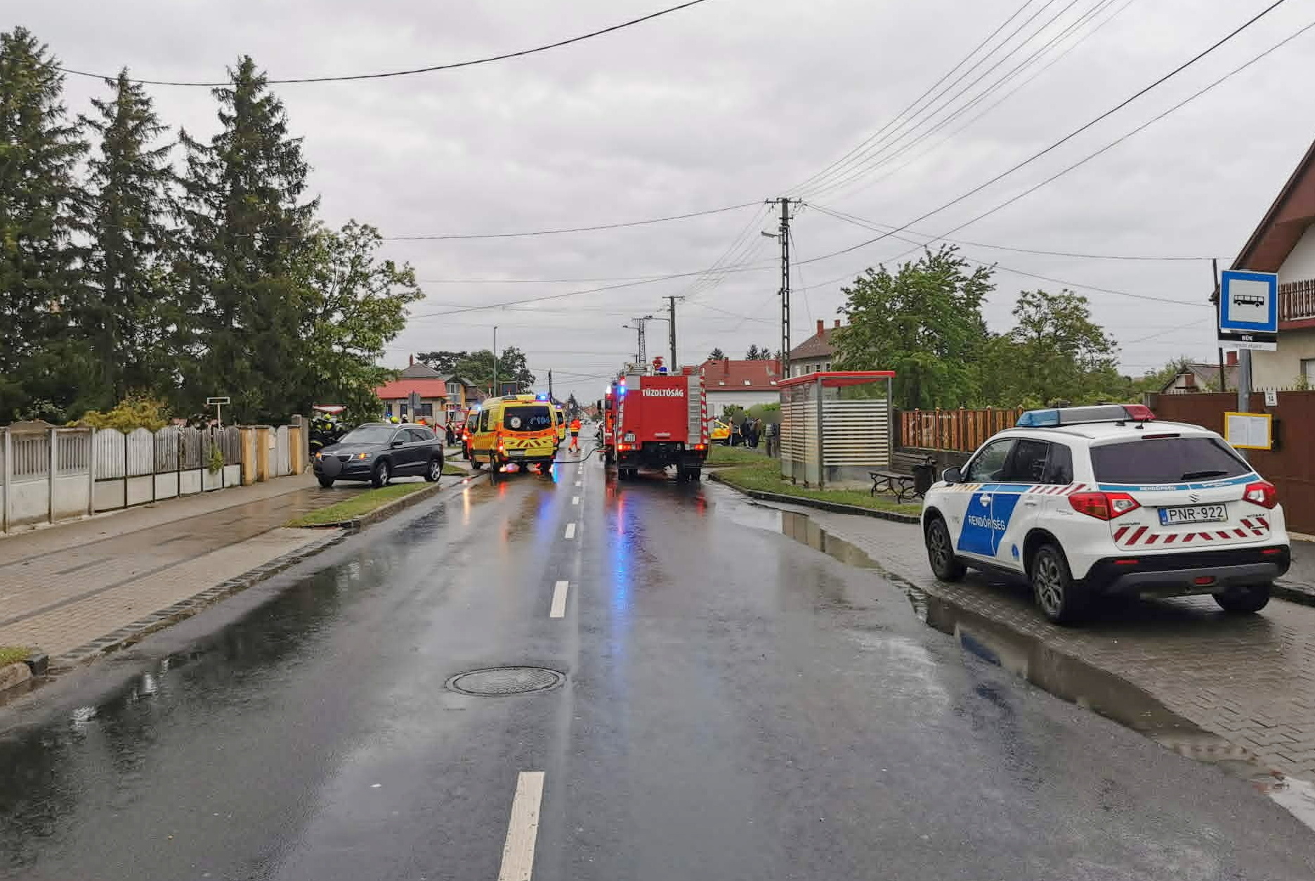 Nagy rombolást végzett egy Audi - a gázra lépett a fék helyett a sofőr