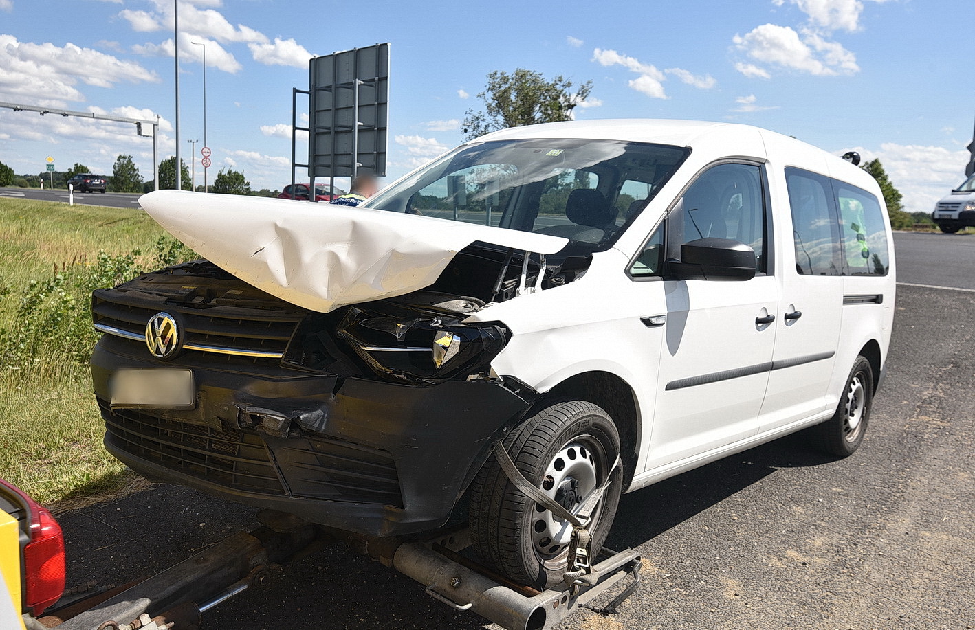 A német rendszámú VW vezetője figyelmetlenül hajtott ki a 84-es főútra