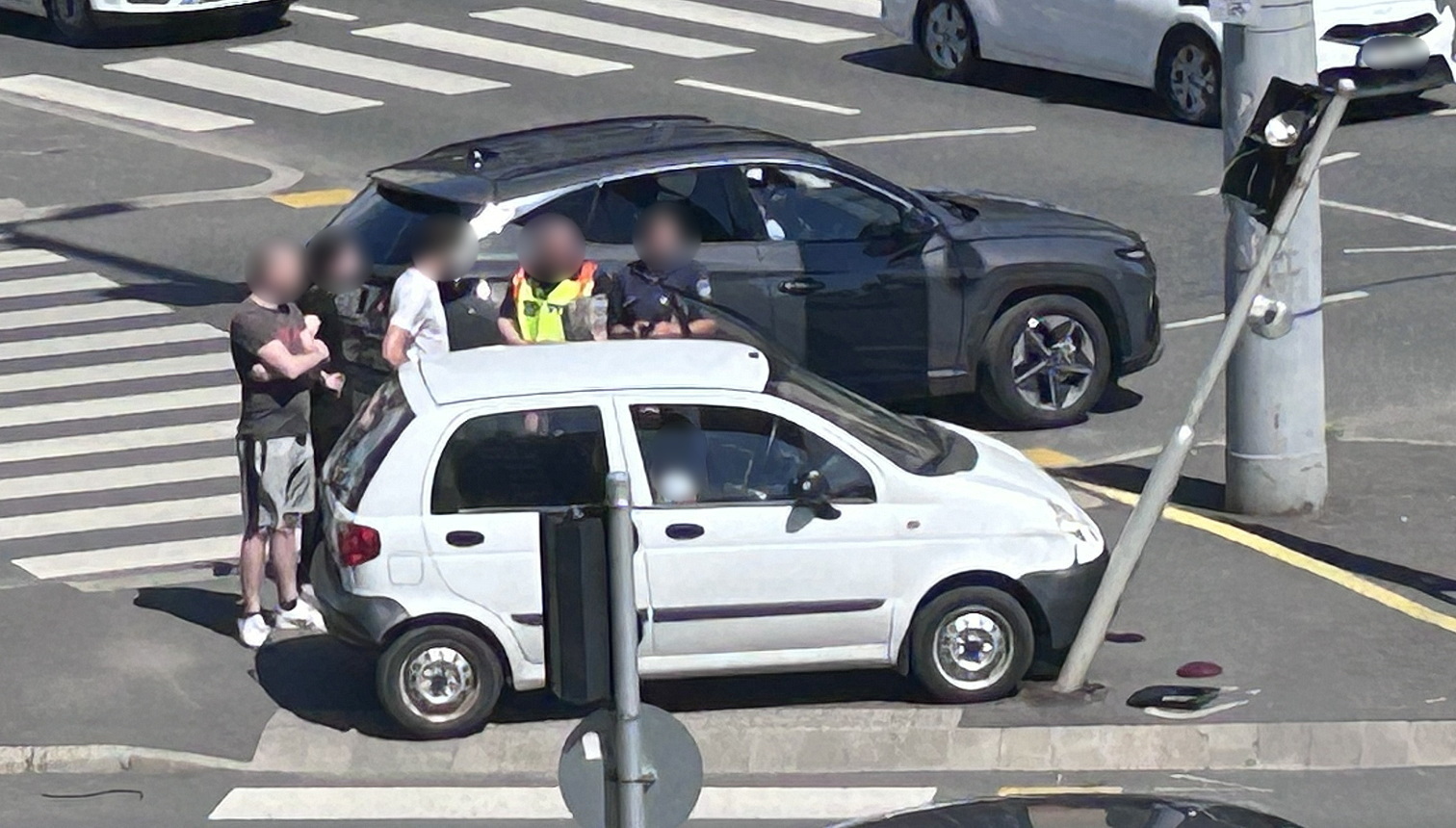 Jelzőlámpának lökött egy Daewoo-t egy Volvo Szombathelyen - nagy torlódást okoztak az elsötétülő forgalomirányító eszközök - Fotó: KP