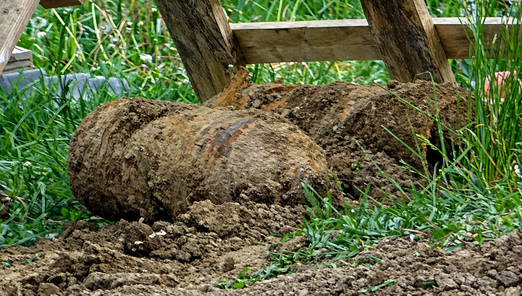 Német repesz-romboló bombák kerültek elő Szombathelyen, a Tóth István utcában Fotó: Tánczos Mihály / 112Press