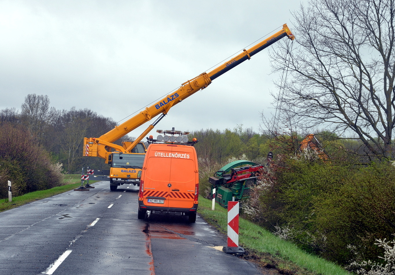 Faaprítóval borult le a töltésen egy traktor a 84-es főúton, Nemeskeresztúr közelében