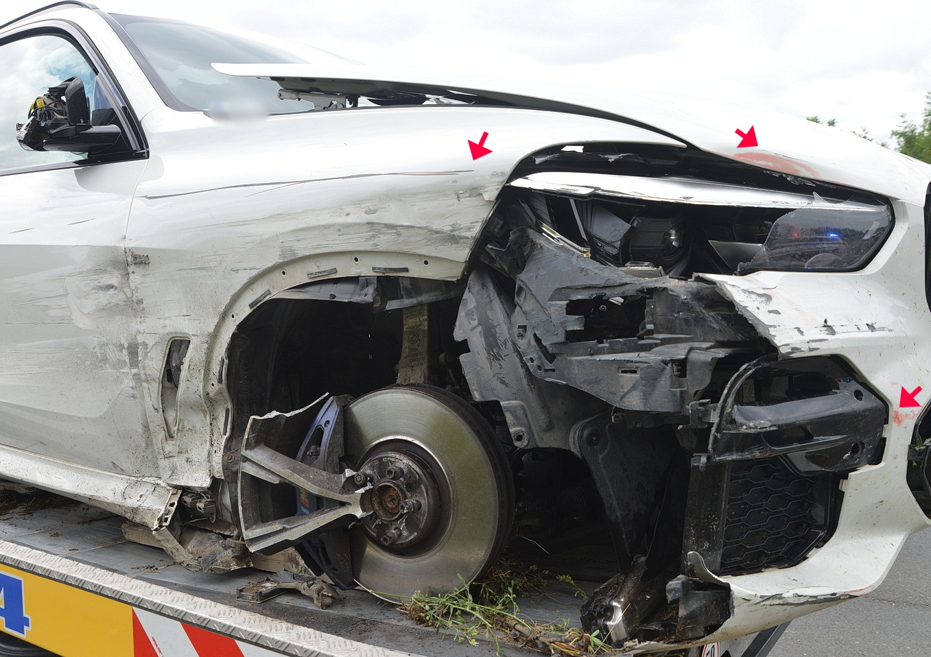 Több autóval is ütközött, de elhajtott a helyszínről egy BMW vezetője