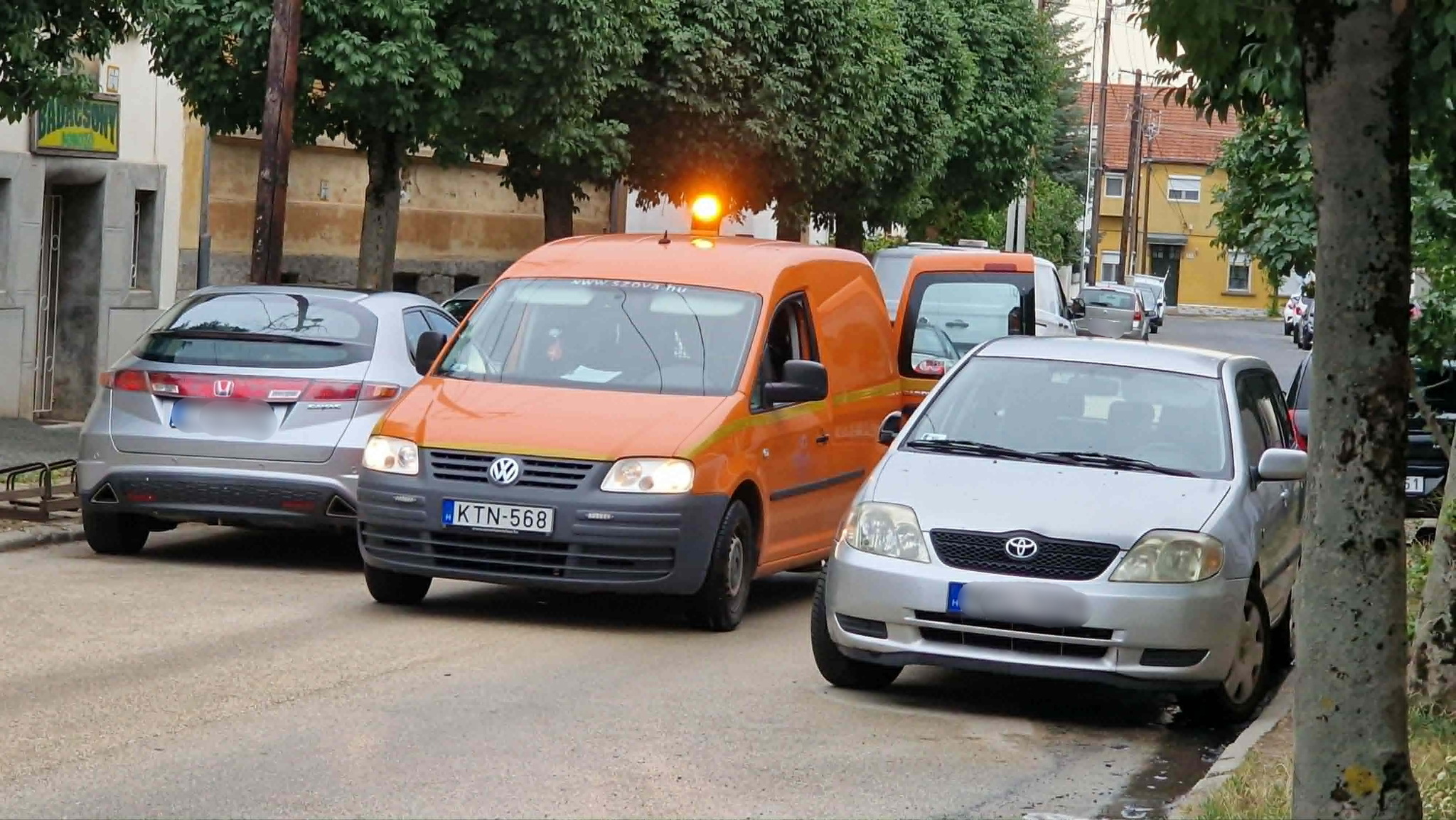 Kiégett egy Mercedes Szombathelyen - nem terjedt át a szomszédos autókra a tűz