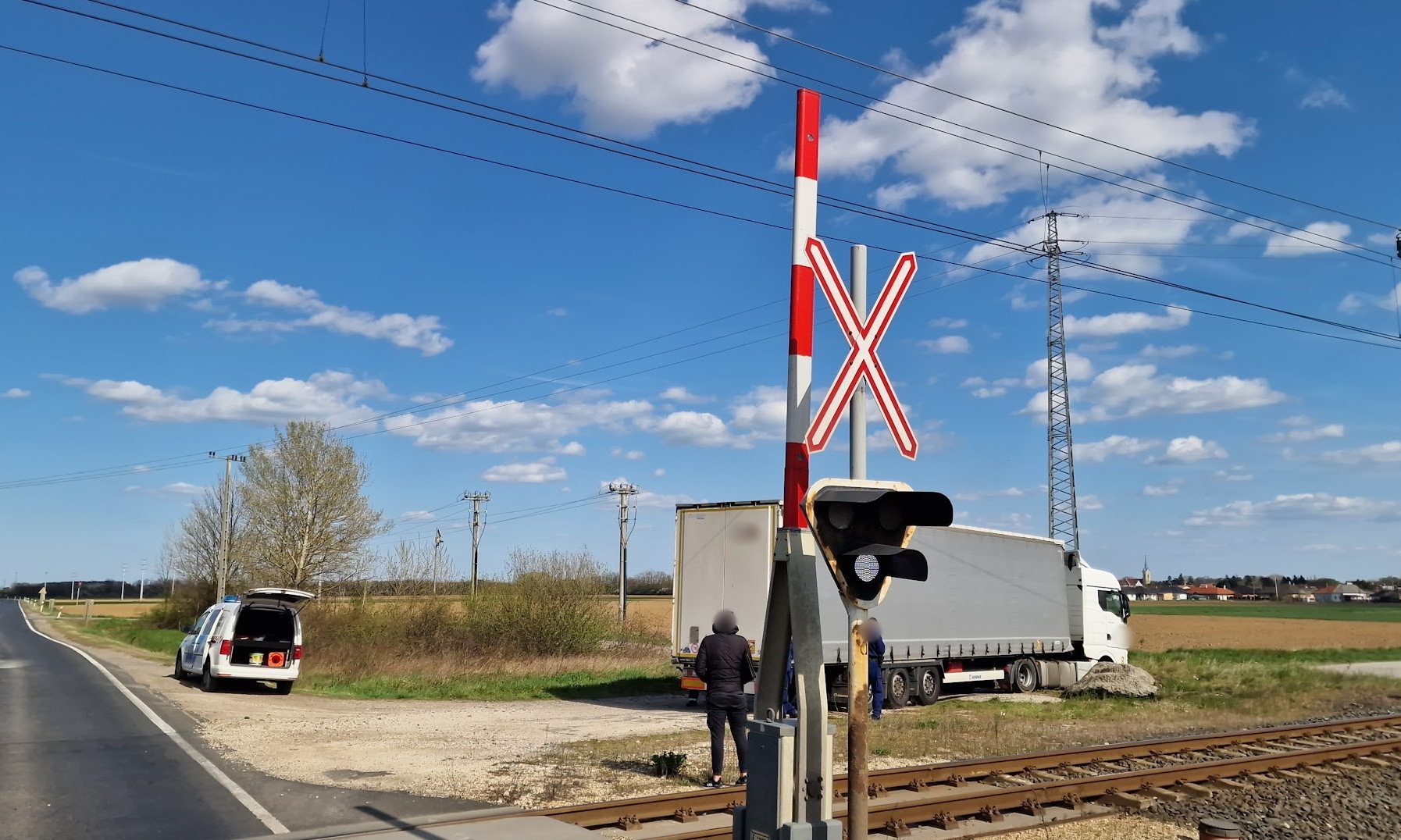 Letörte a félsorompó csapórúdját, majd kis várakozás után elhajtott a helyszínről egy szlovén kamionsofőr a 86-os főúton