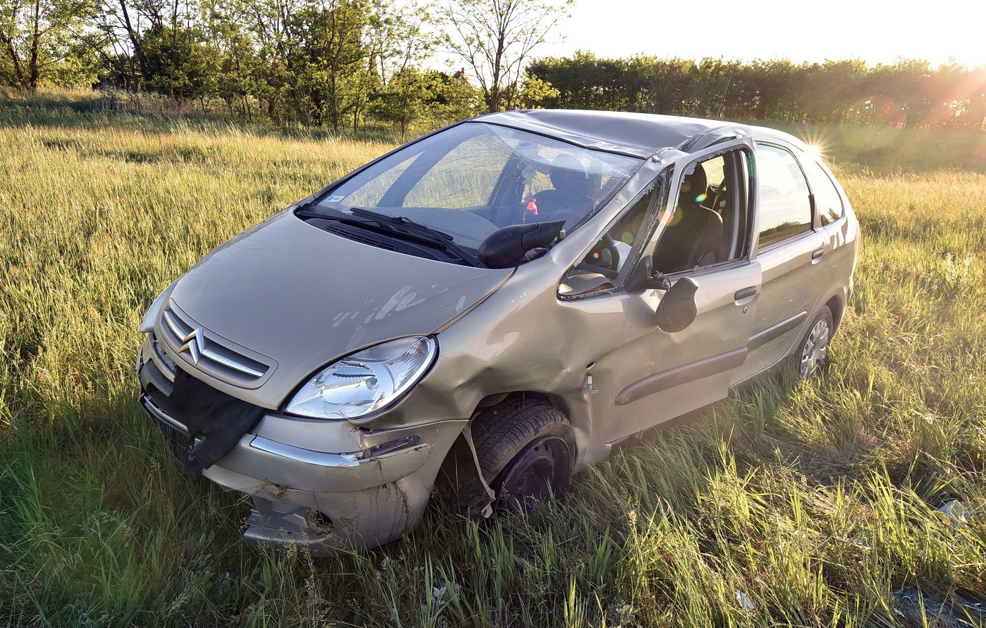 Pályaelhagyásos baleset Sárvár közelében - Citroen fordult át a tetején Sárvárnál 15