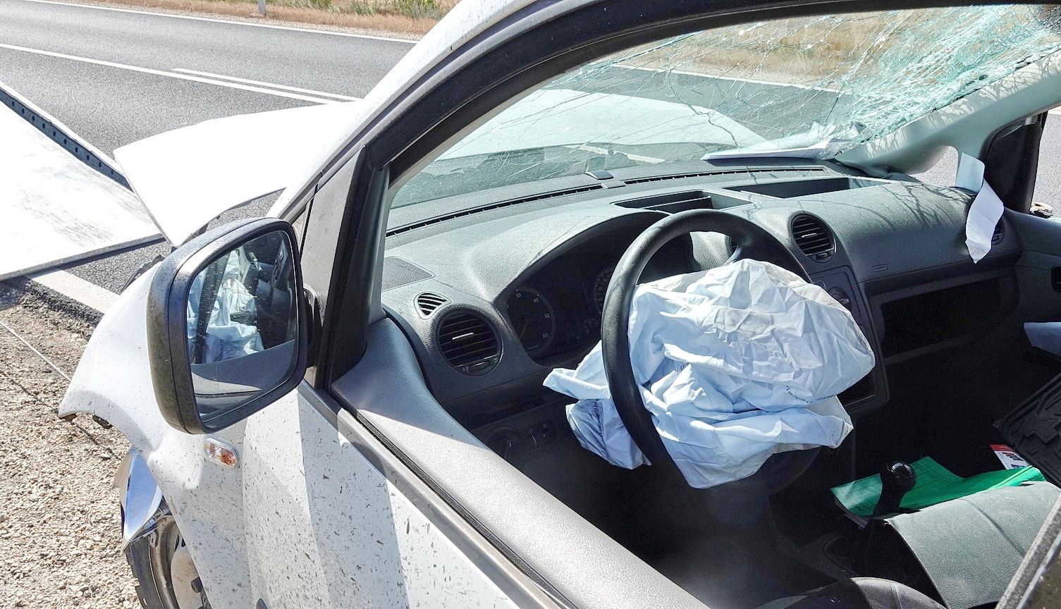 Őz szaladt a VW elé, többször is a levegőbe pattant az autó az árokból a 88-as főúton, Sárvár közelében