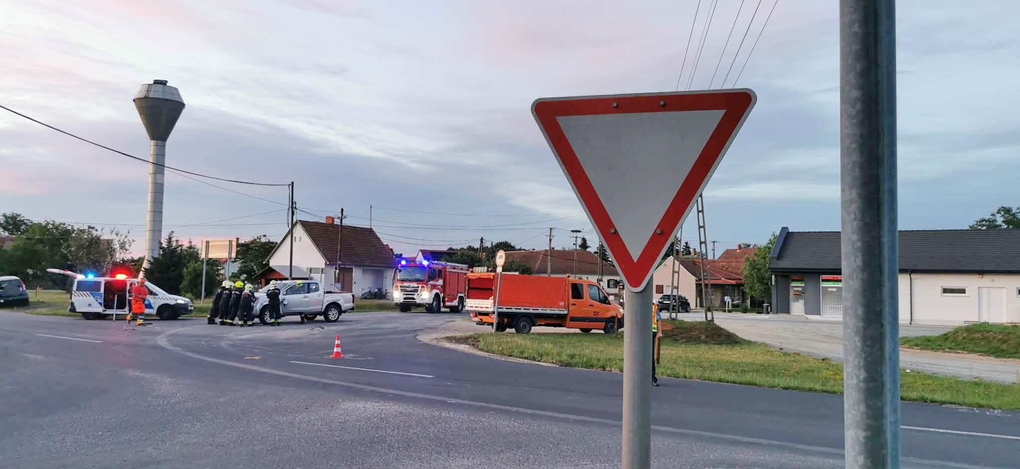 Isuzu pickupot borított fel egy Suzuki a 87-esen, Csempeszkopácsnál