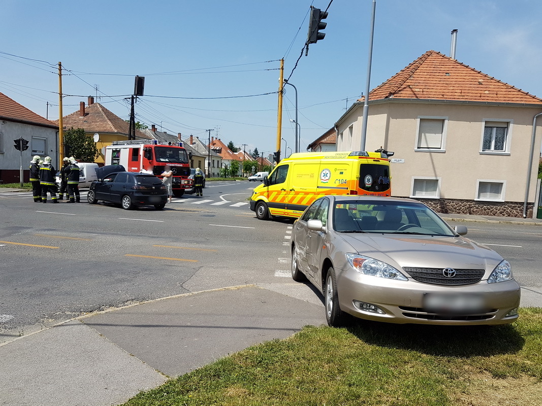 Megpördült balesetben, majd ismét áthajtott a kereszteződésen egy Toyota sofőrje Szombathelyen