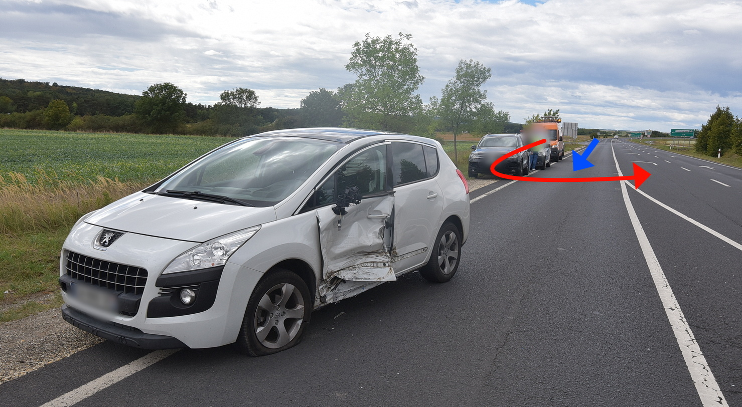 A Toyota elhaladt volna a padkára húzódott Peugeot mellett, amikor az hirtelen elé kanyarodott