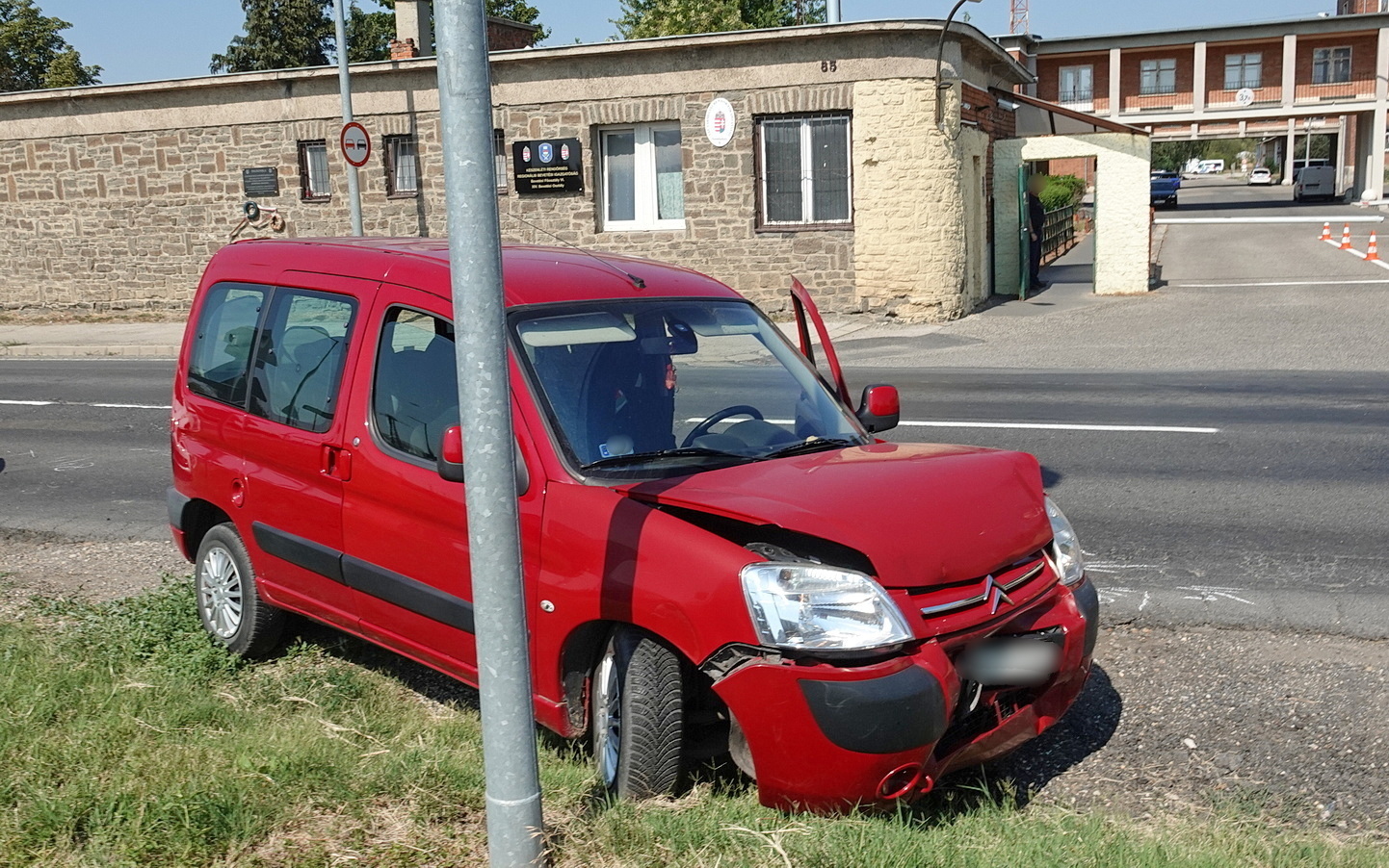Megálló Toyotának és oszlopnak ütközött egy Citroen Szombathely határában