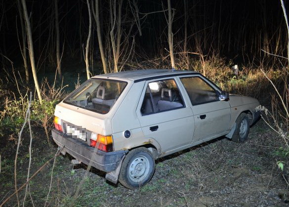 Az autó nem a legjobb műszaki állapotban van, talán ezért sincs papír arról, hogy részt vehet a közlekedésben