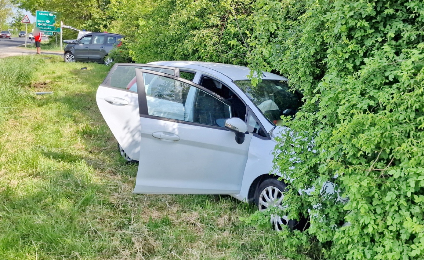 Súlyosan megsérült az okozó - lassítás nélkül hajtott Dacia elé egy Ford a 87-esen