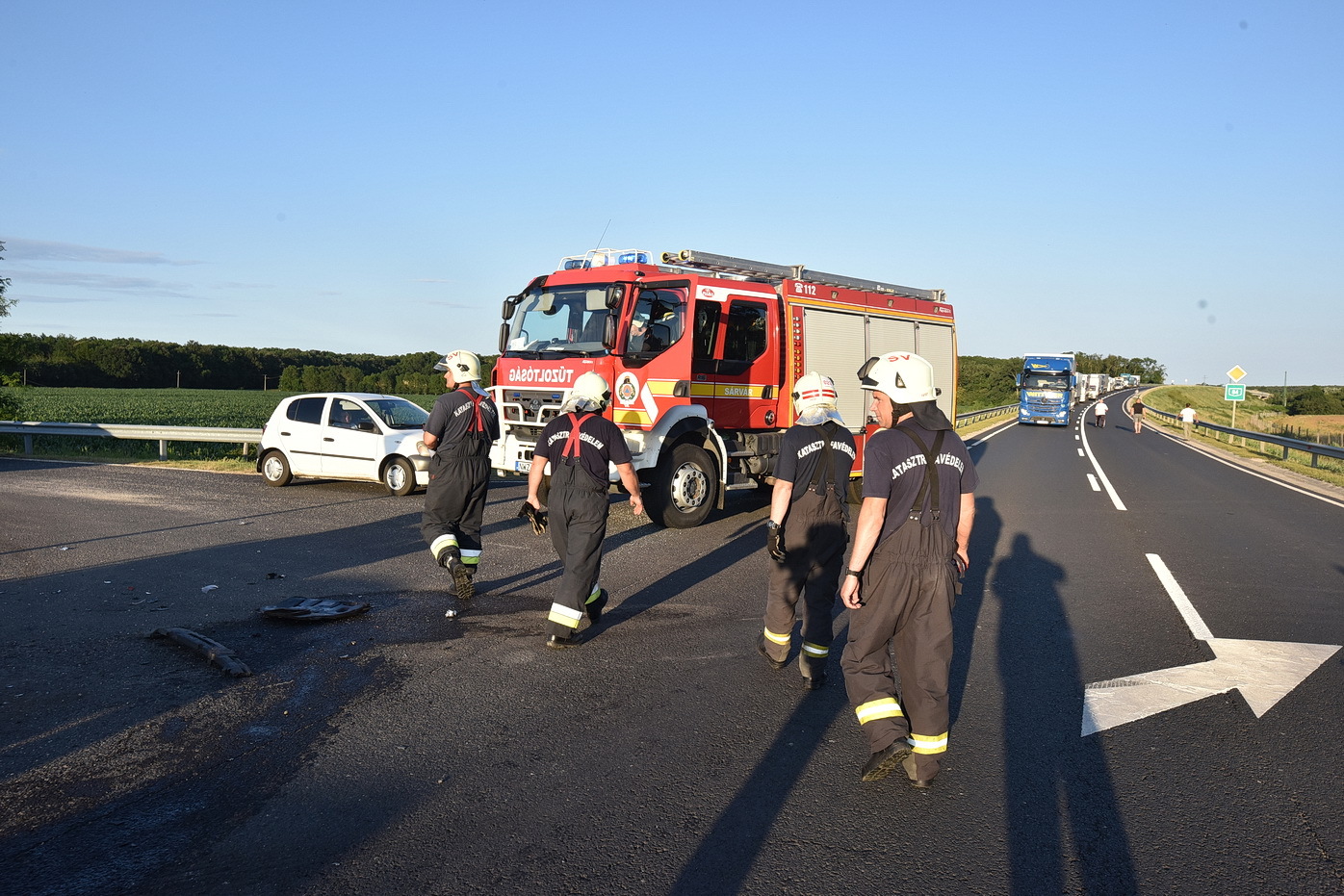 Sárvári tűzoltók hagyják el a baleseti helyszínt