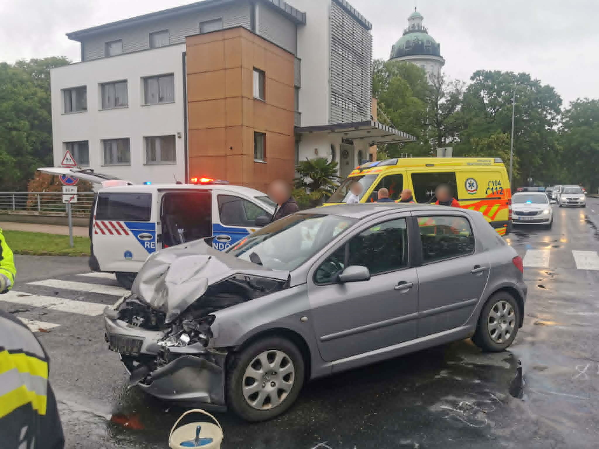 Nissan kanyarodott Peugeot elé Szombathelyen - ketten megsérültek