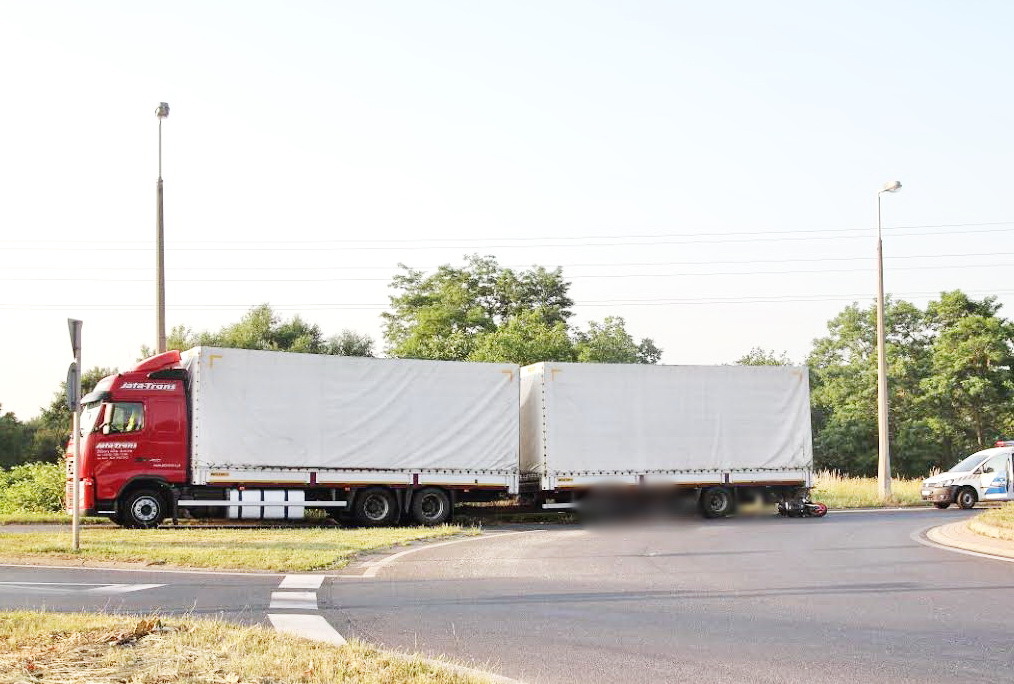 A lengyel kamion kerekei alá esett a motoros