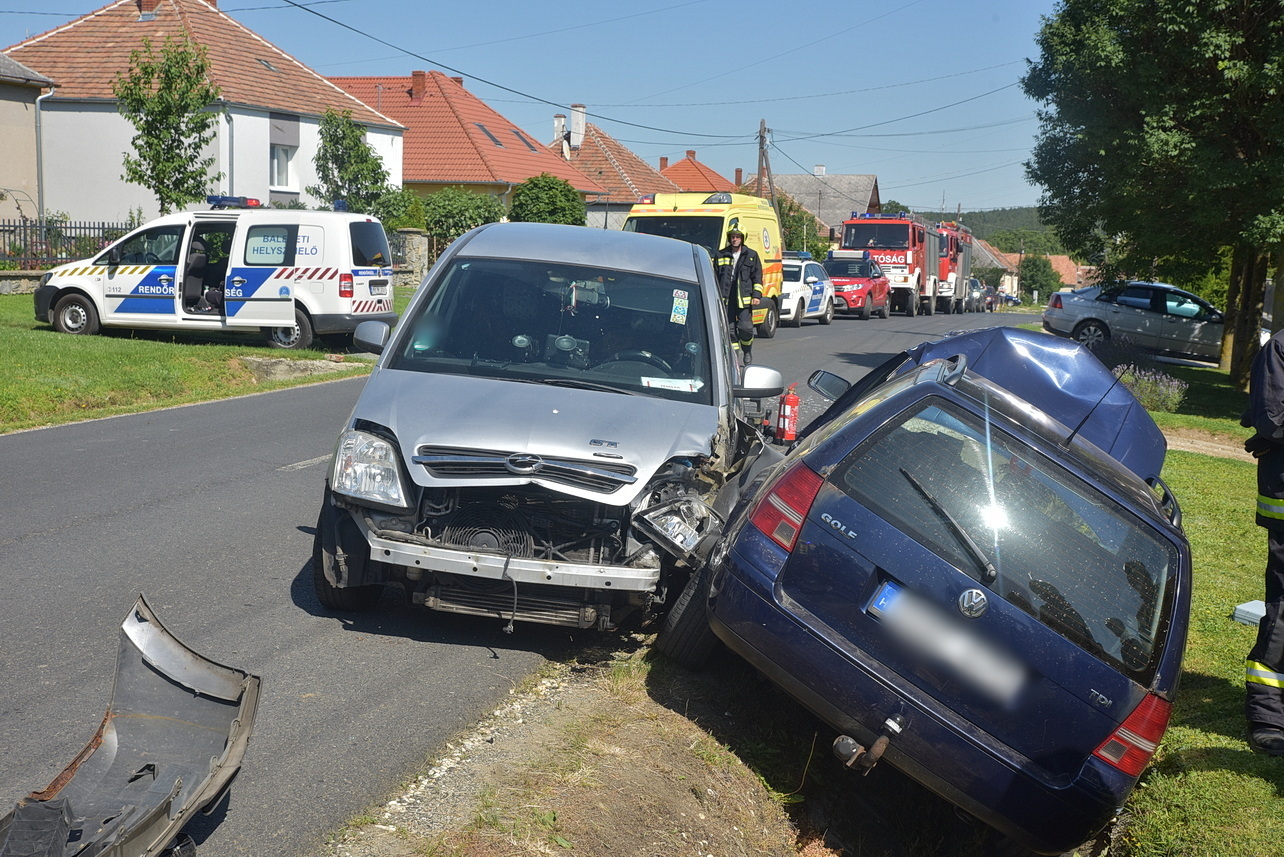 Árokba lökte a VW-be beszálló fiatalt egy Opel Kőszegszerdahelyen - elvakította a nap a sofőrt