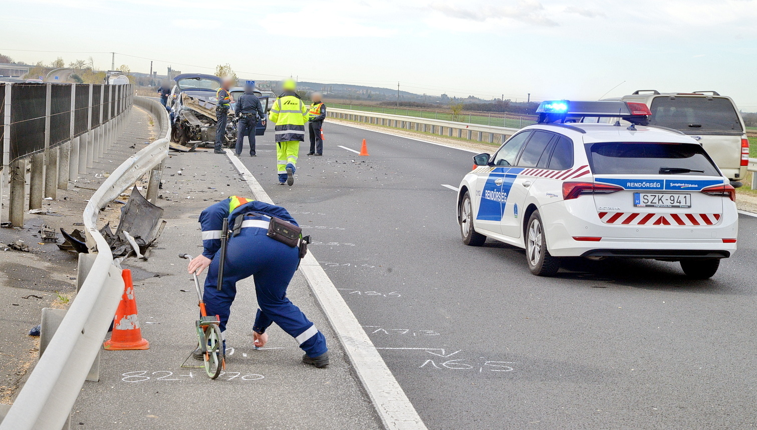 Szalagkorlátnak hajtott Peugeot az M86-os autóúton