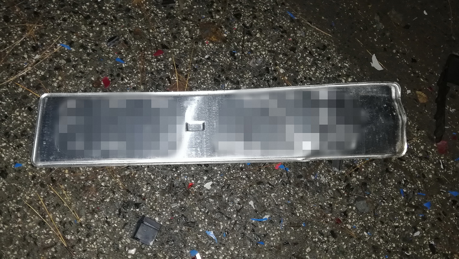 A Ford rendszáma az első ütközéseknél leesett a járműről Fotó: Olvasó