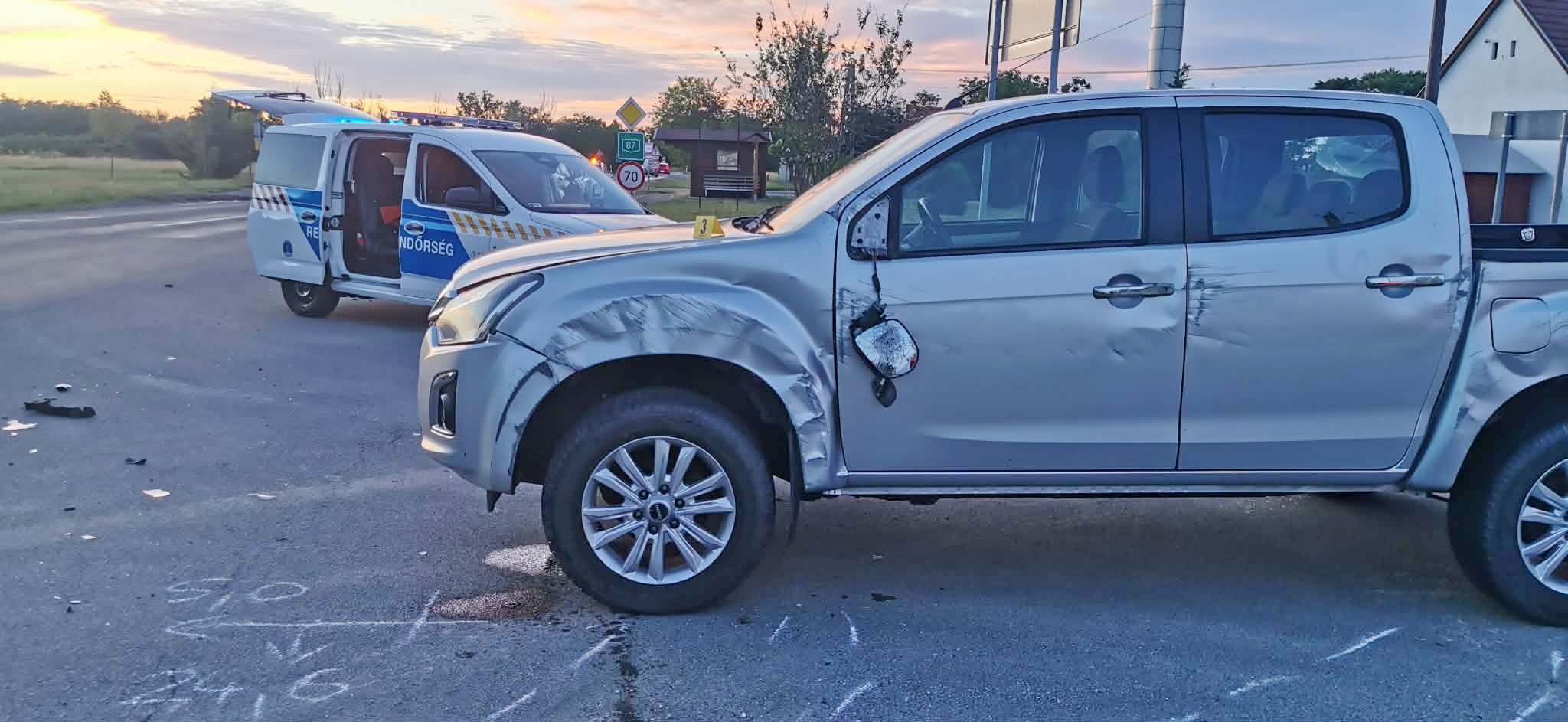 Isuzu pickupot borított fel egy Suzuki a 87-esen, Csempeszkopácsnál