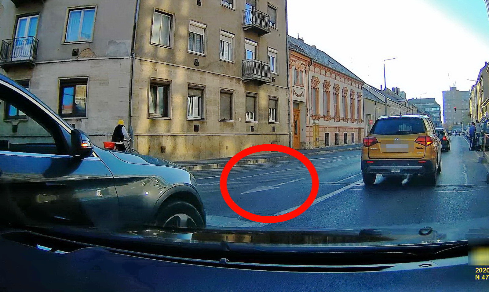 Sorba betolakodó autó Szombathelyen