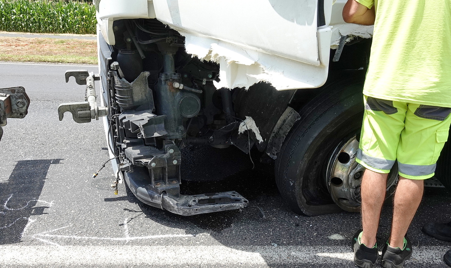 Kamera rögzítette az ütközést: Ford ütközött MAN tartályautóval a 86-os főúton, Szombathely közelében