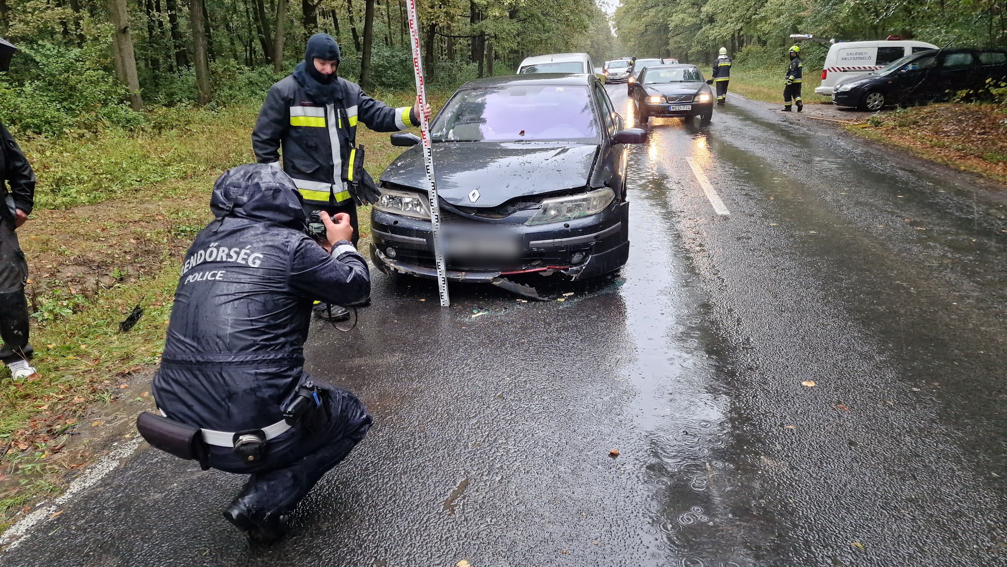 Egy jobbra ívelő kanyarban sodródott Renault elé egy Ford Ják közelében