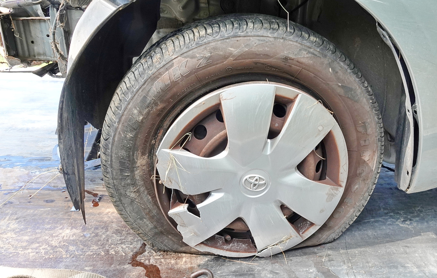 Kanyarban hajtott padkára, majd felborult egy Toyota Bucsu közelében