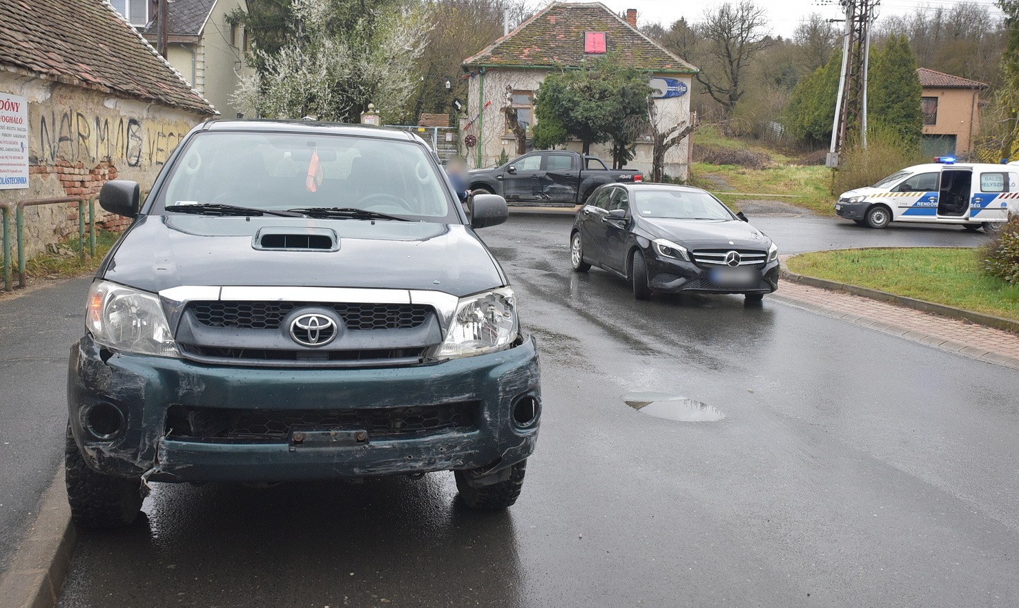 Toyota terepjáró ütközött Forddal és Mercedessel - fékhibára hivatkozott a sofőr