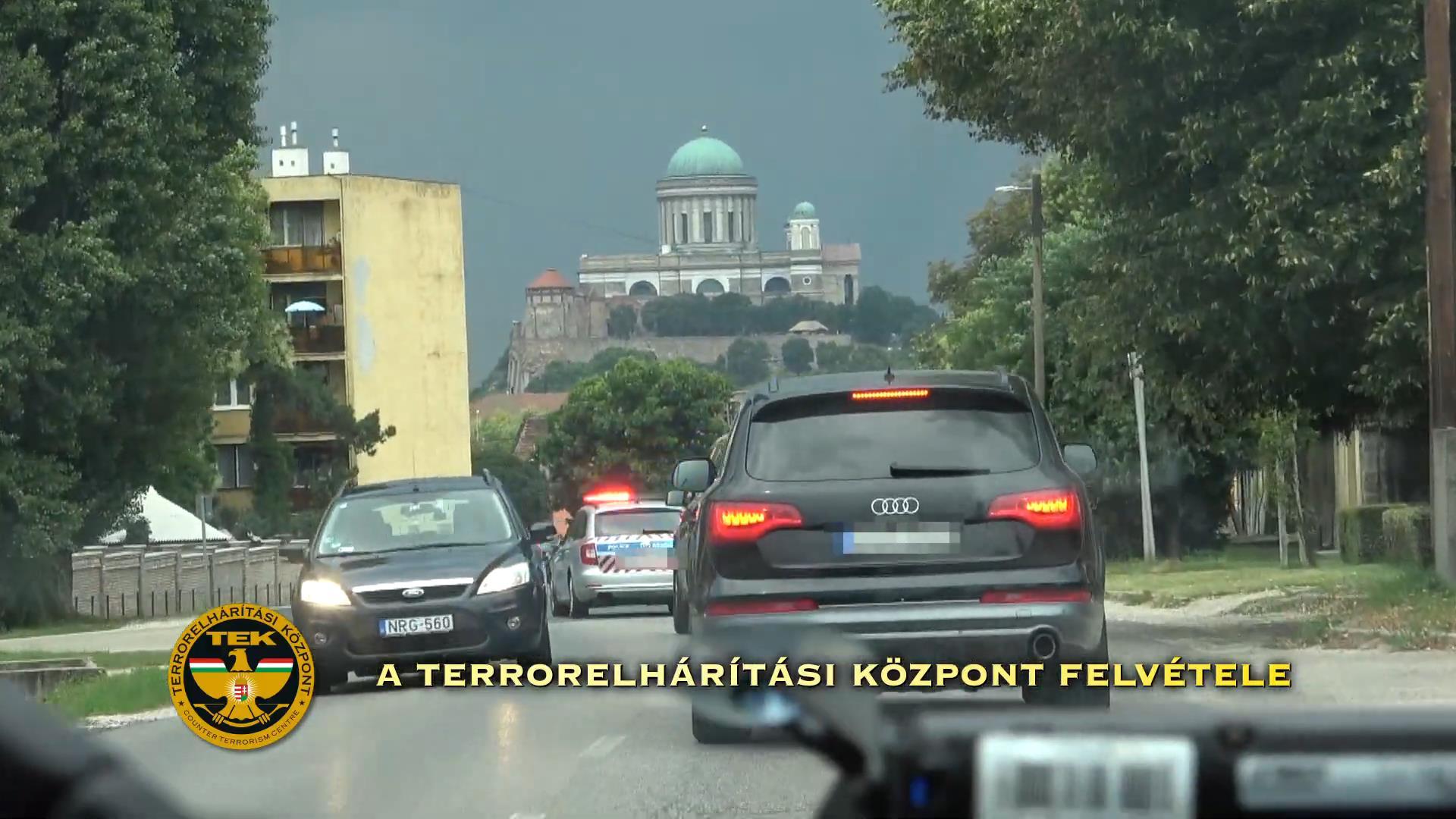 A rendőrkovoj Esztergomban, az elfogás után