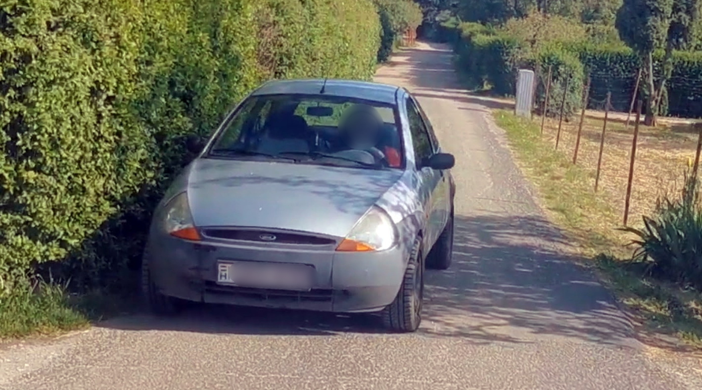 Ford hajtott érkező kamion elé a 86-os főúton, Szombathely határában - centimétereken múlt a baleset