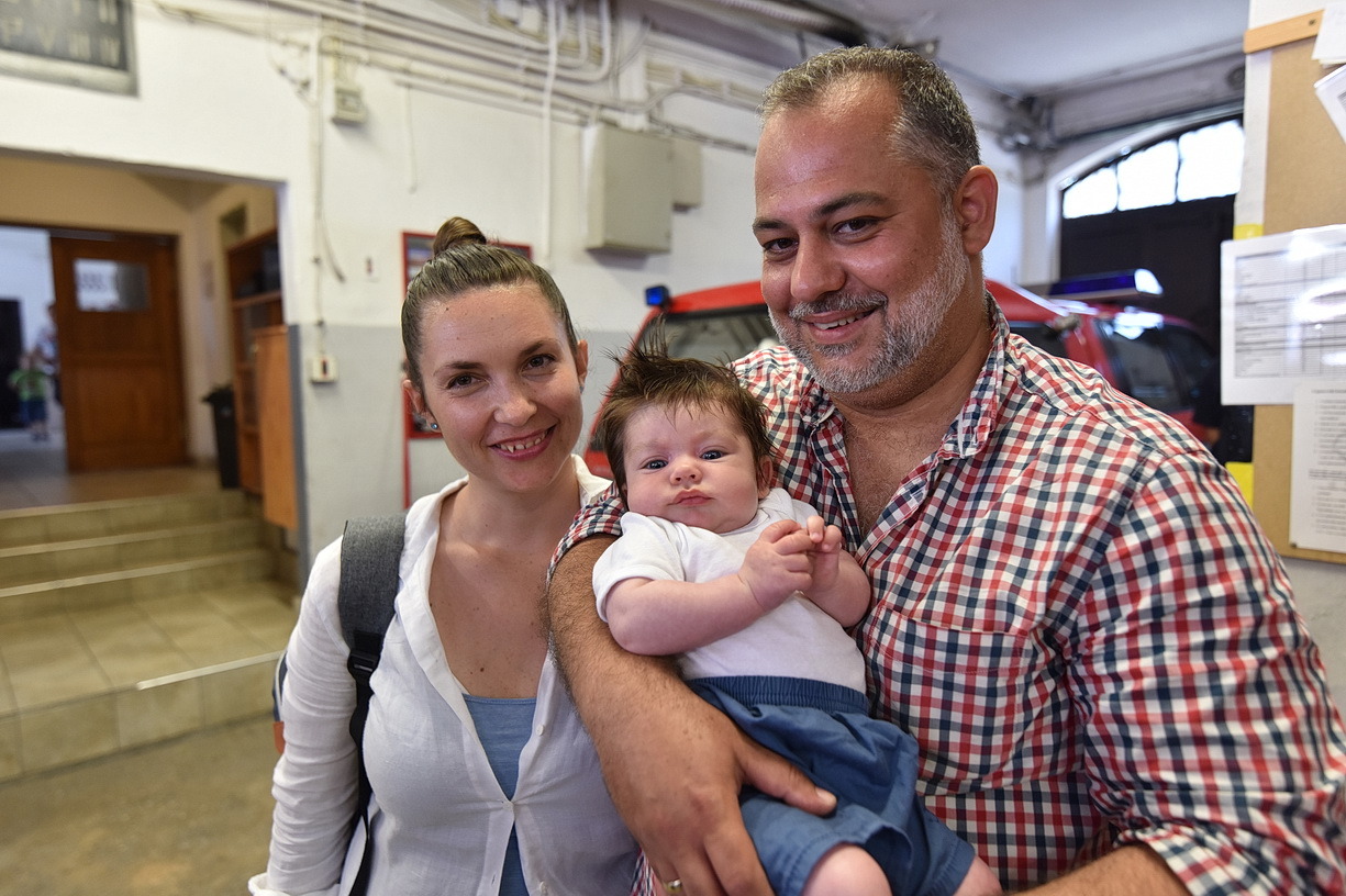 A rendezvény legfiatalabb látogatója dr. Bognár Balázs ezredes, azaz az édesapja kezében