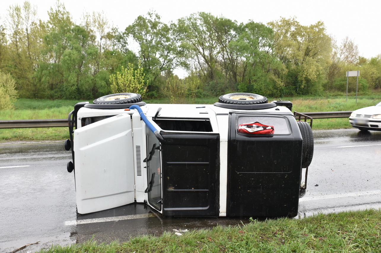 Felborult egy Suzuki Samurai a 86-oson Szombathely határában  3.