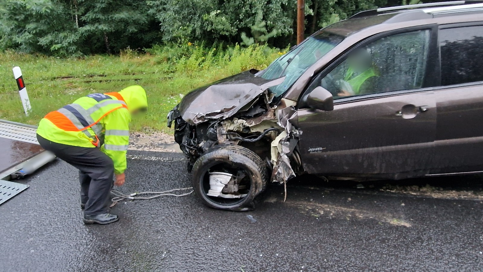 Kifogott az S-kanyar a sofőrön - BMW csapódott KIÁ-ba a 86-os főúton