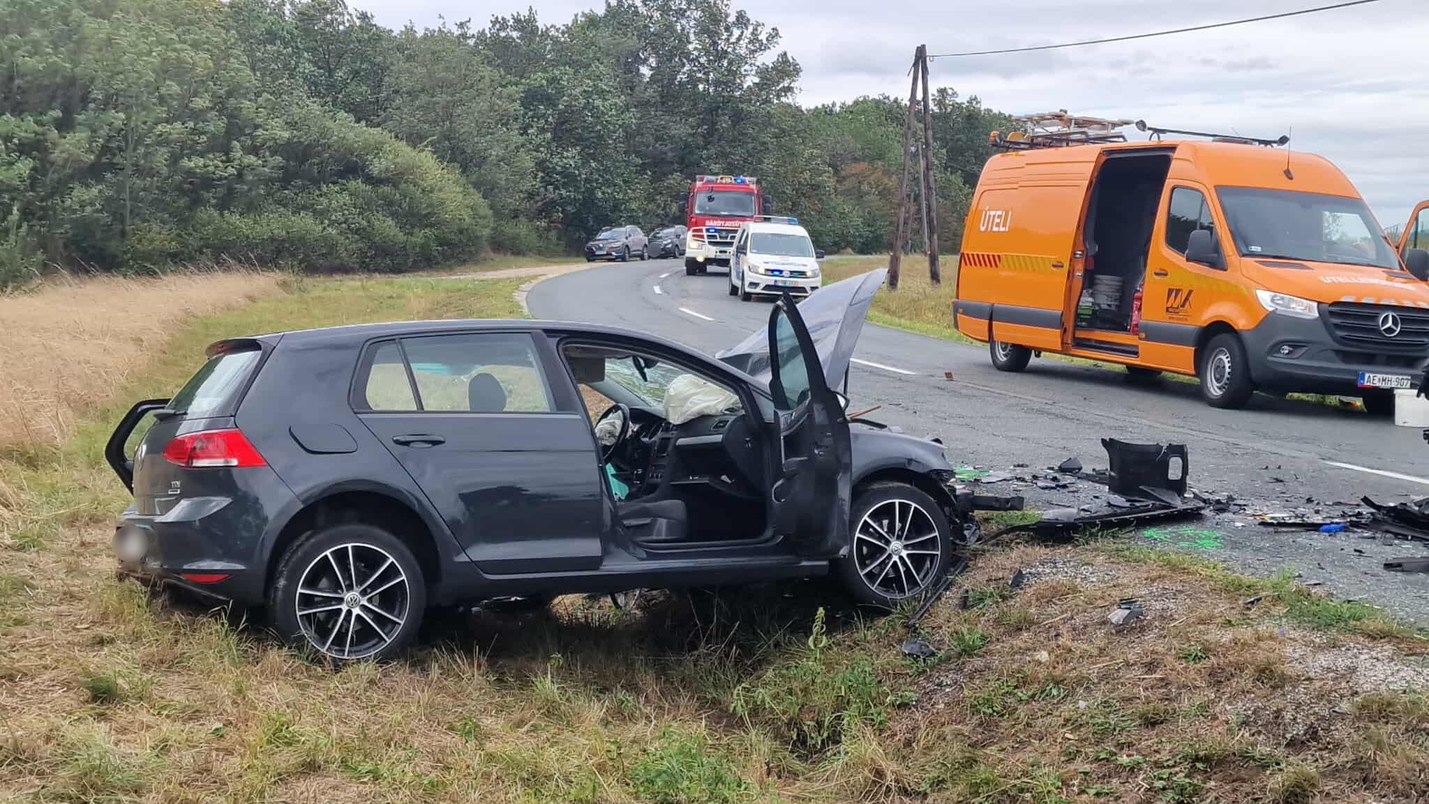 Életveszélyesen megsérült az okozó kanyarban sodródott VW elé egy Ford Ostffyasszonyfánál