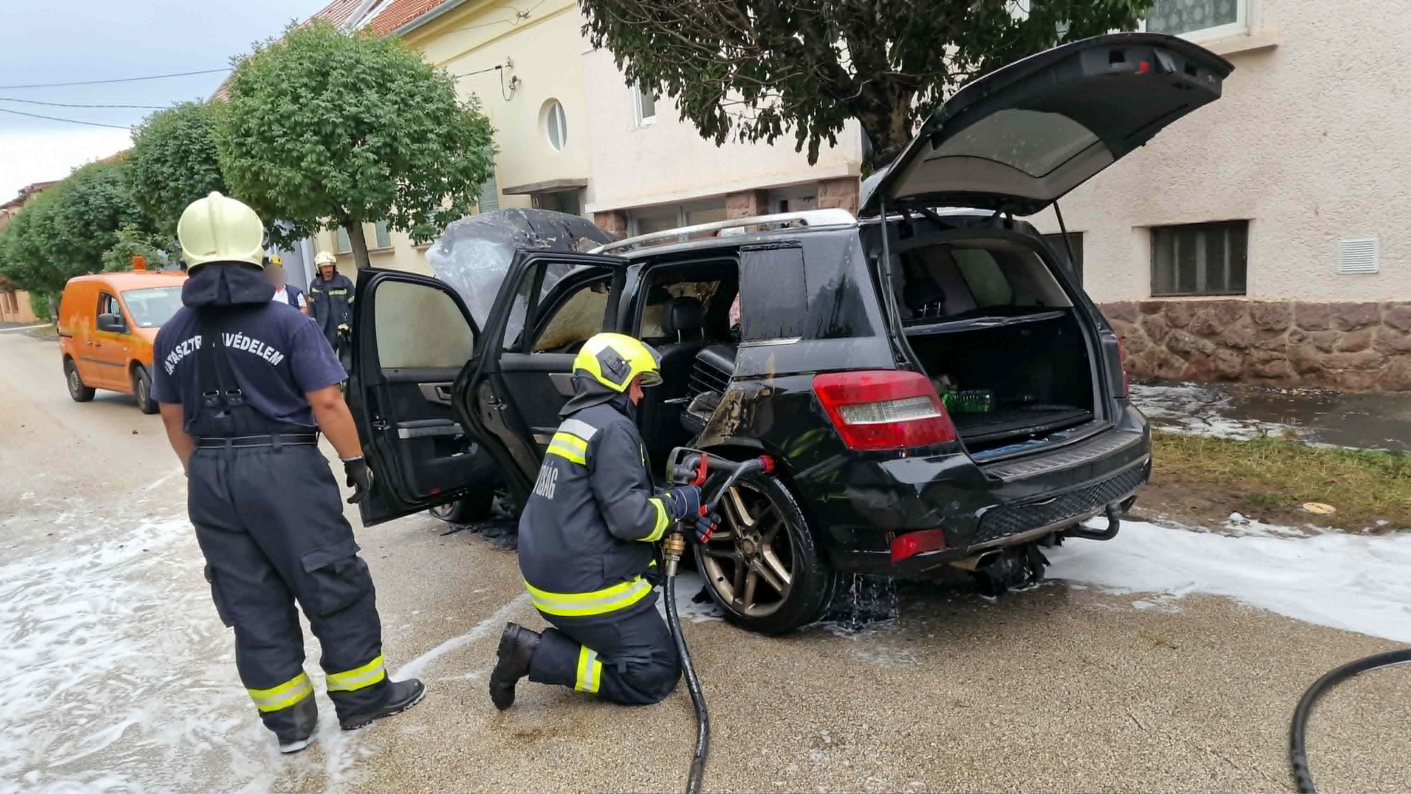 Kiégett egy Mercedes Szombathelyen - nem terjedt át a szomszédos autókra a tűz