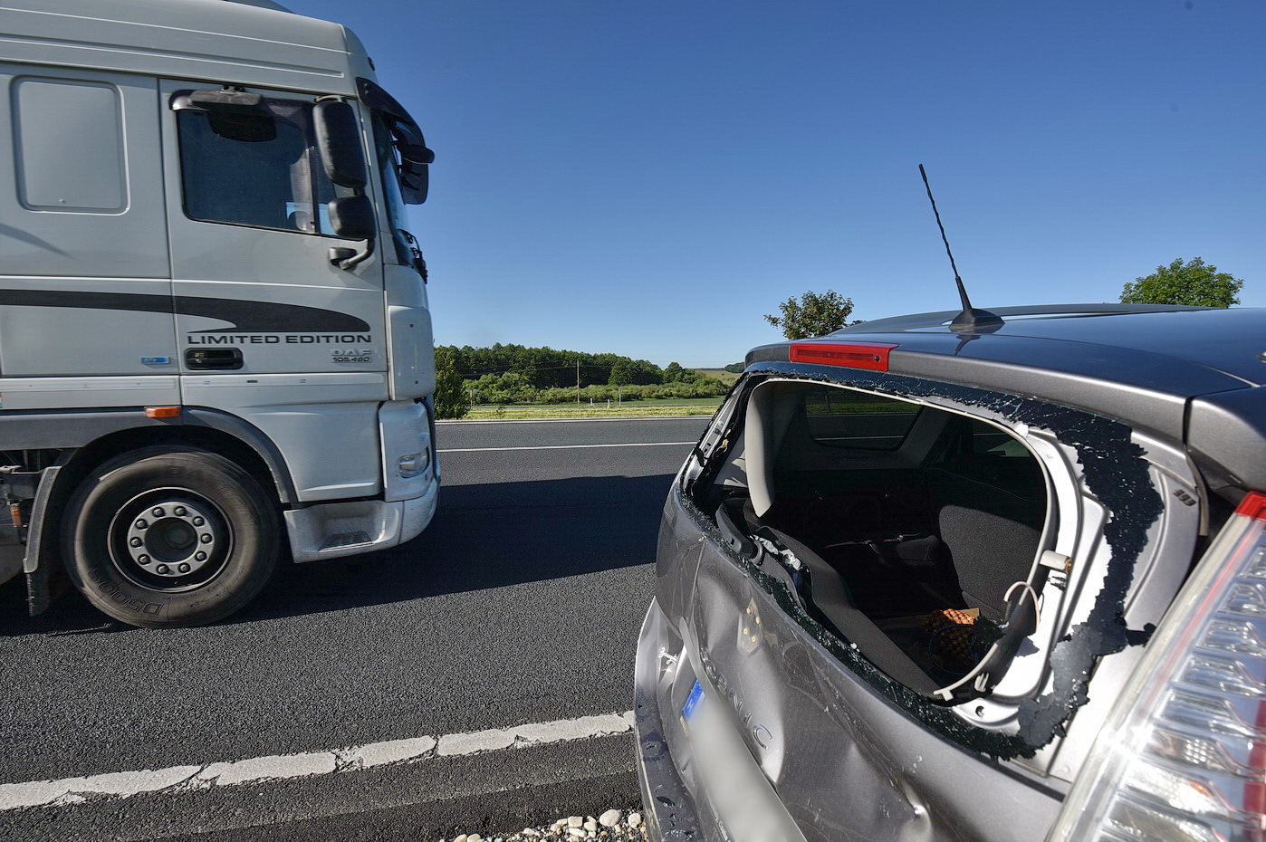 DAF teherautó ütközött álló Renaultnak Bucsu közelében, a 89-es főúton