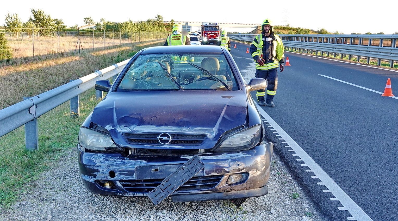 Defekt után szalagkorlátnak ütközött egy Opel az M86-os autóúton, Répcelak közelében