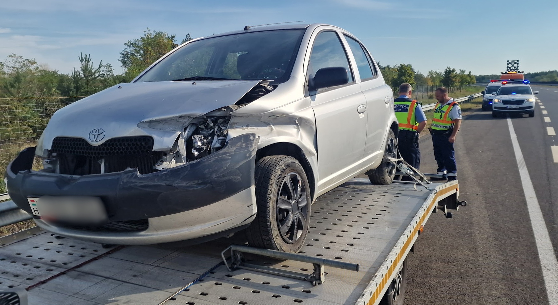 A Toyota vezetője fékezett, hogyx elkerülje az ütközést az elé hajtó Alfa Romeóval, de szalagkorlátnak ütközött