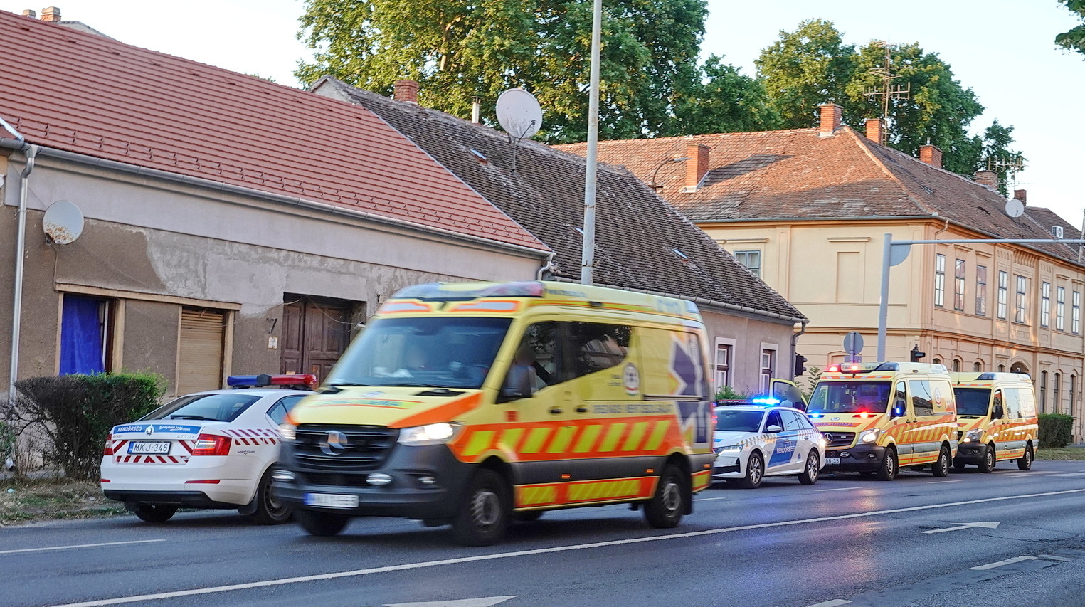 Szerelemféltés miatt fröcskölhetett a vér egy szombathelyi utcán - több embert elszállítottak a helyszínről