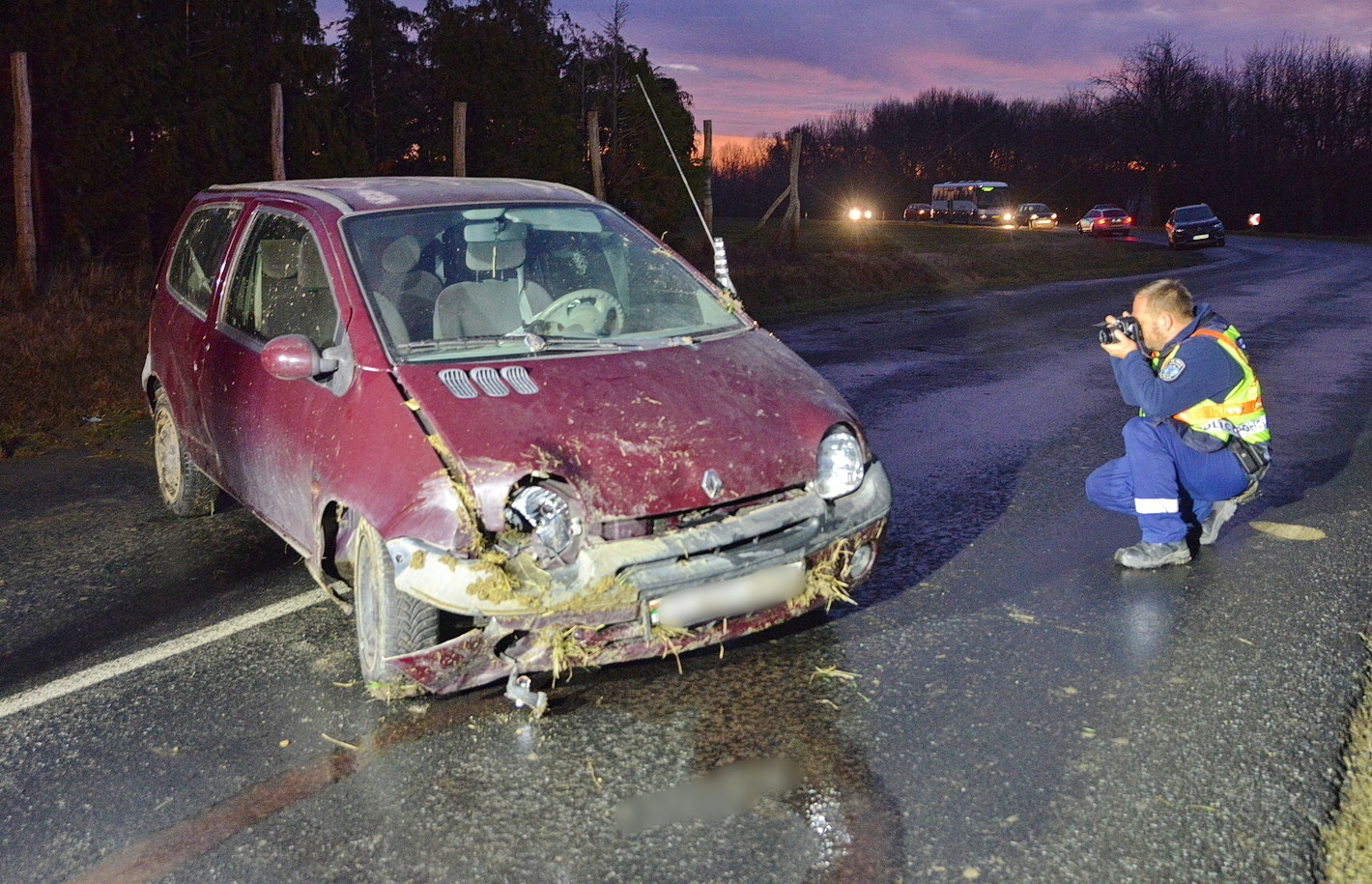 Árokba sodródott és az oldalára dőlt egy Renault Kőszegszerdahely és Cák között