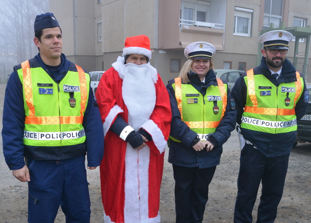 Mikulás és rendőrök várták az óvodásokat Sárváron