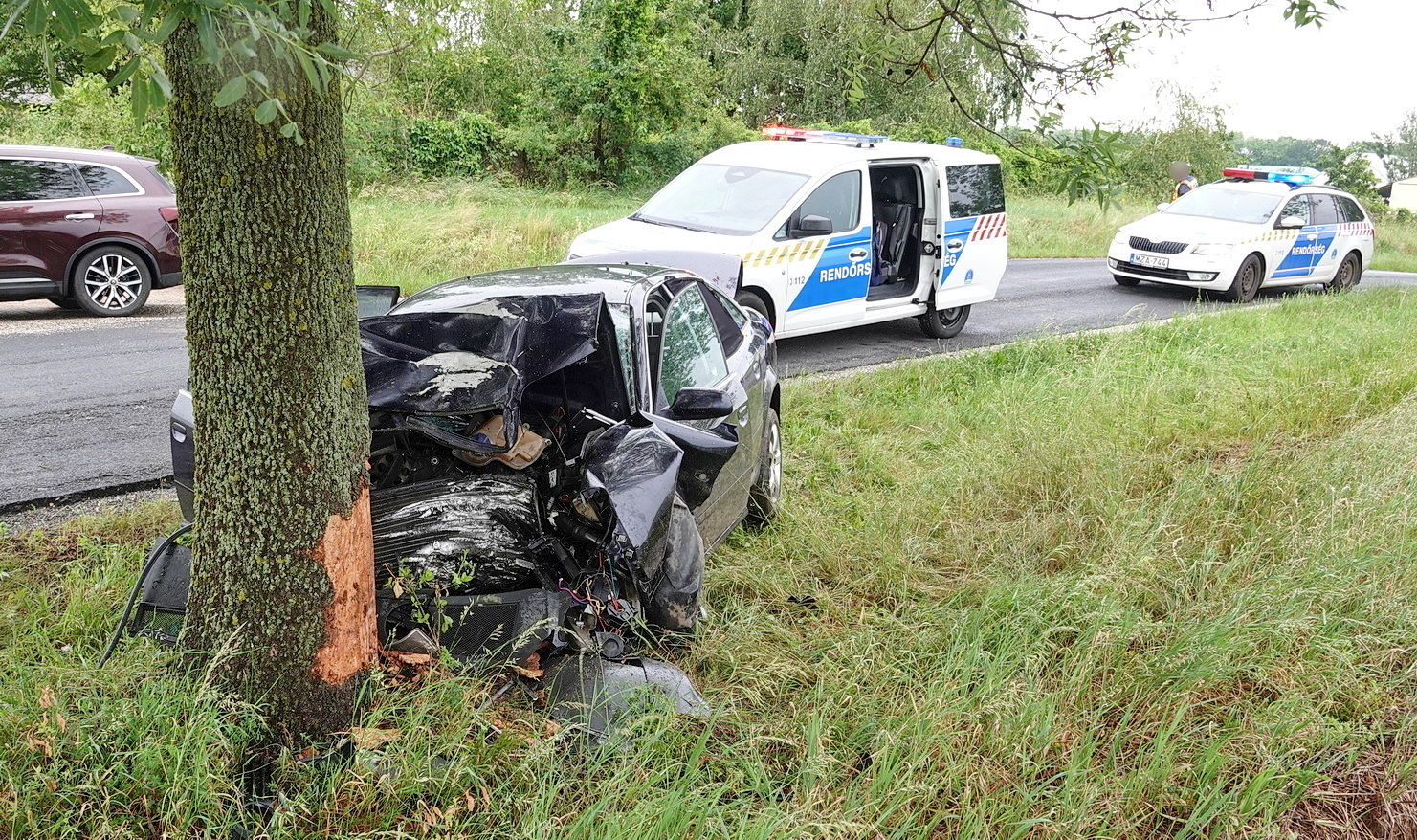 Tűzoltók szabadították ki az Audiból az életveszélyesen megsérült sofőrt Nádasdnál