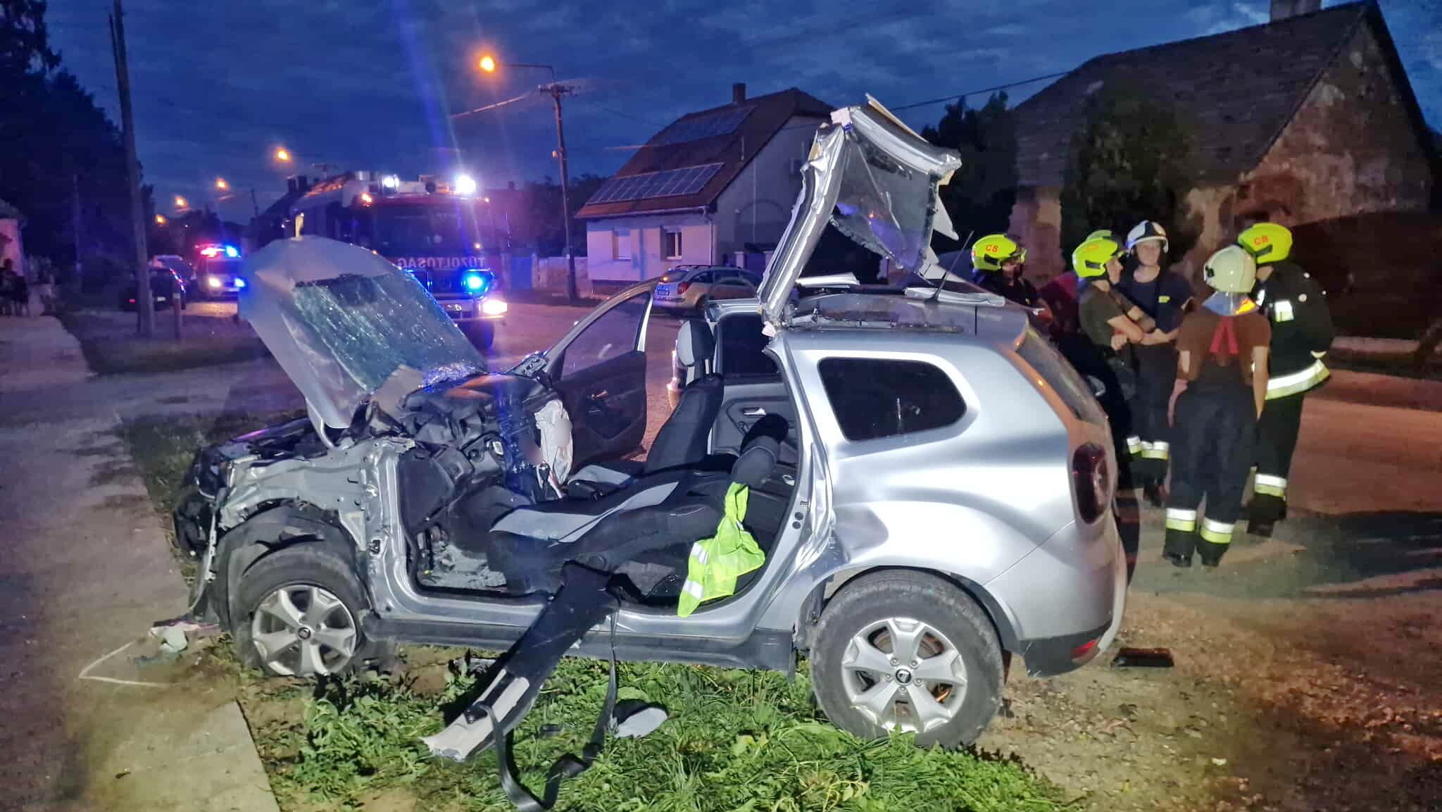 Homlokrakodó kanalának hajtott, majd parkoló autónak csapódott egy Dacia Csepregen