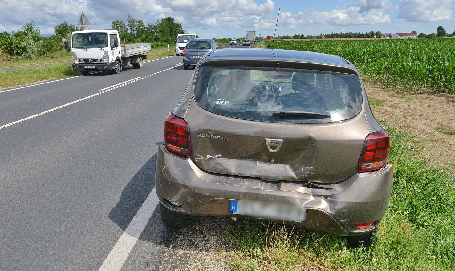 A Dacia elöl-hátul összetört