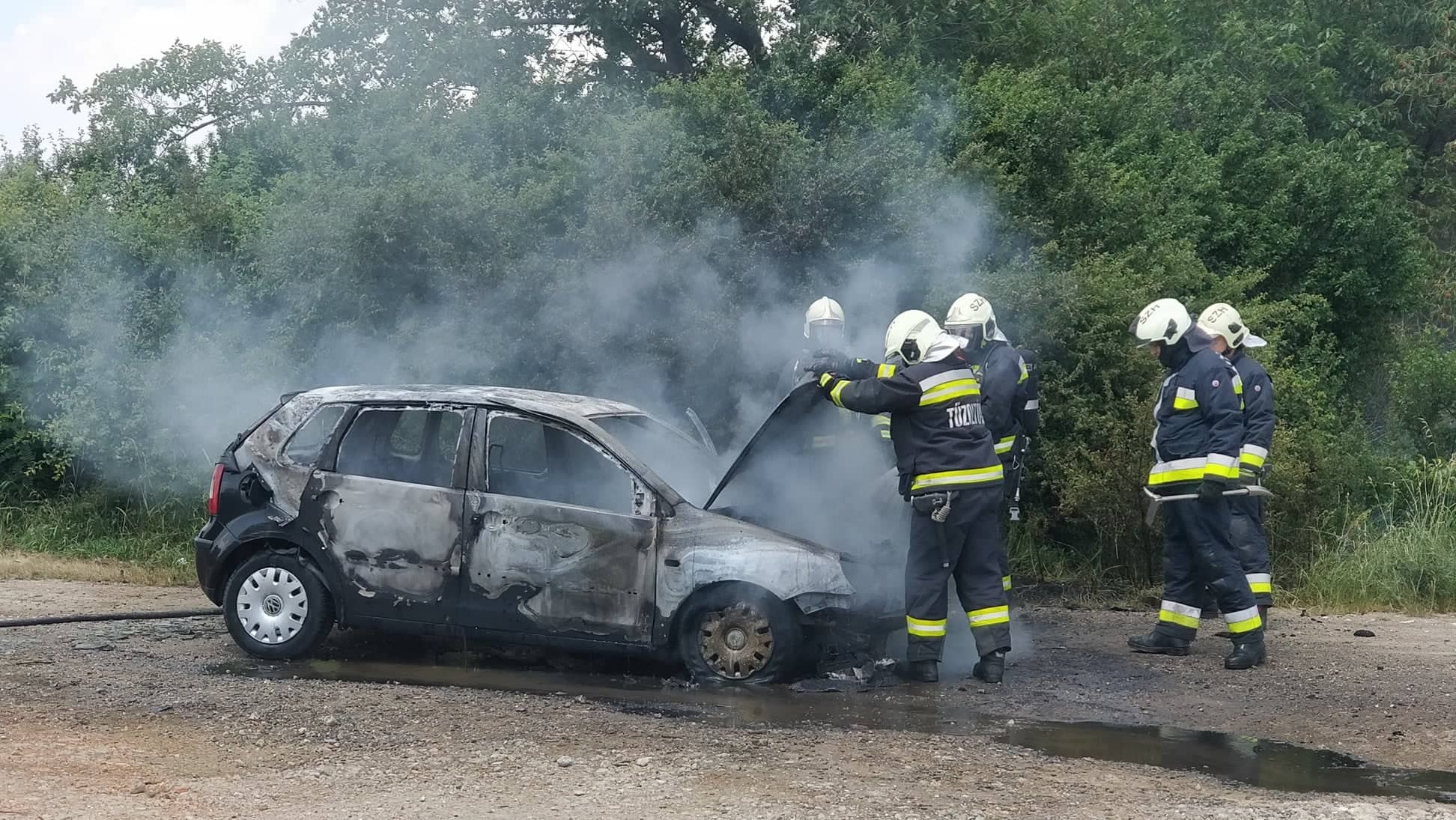 Kiégett egy VW a 87-es főúton, Gencsapáti közelében