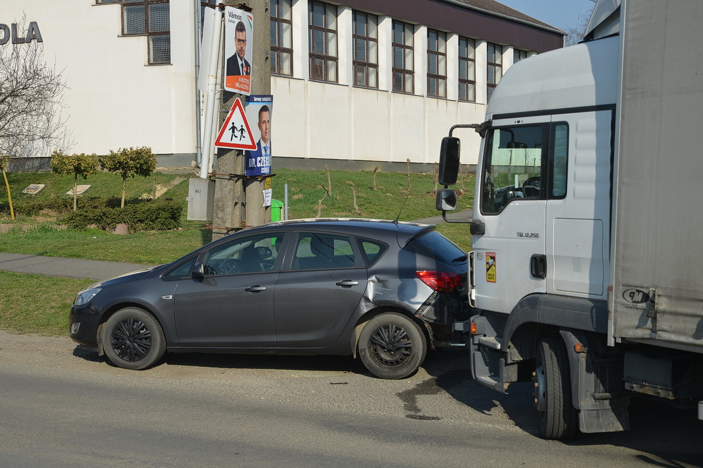Egyik fél sem ismerte el a felelősségét a baleset okozásáért Toronyban - MAN kanyarodott Opel hátuljának